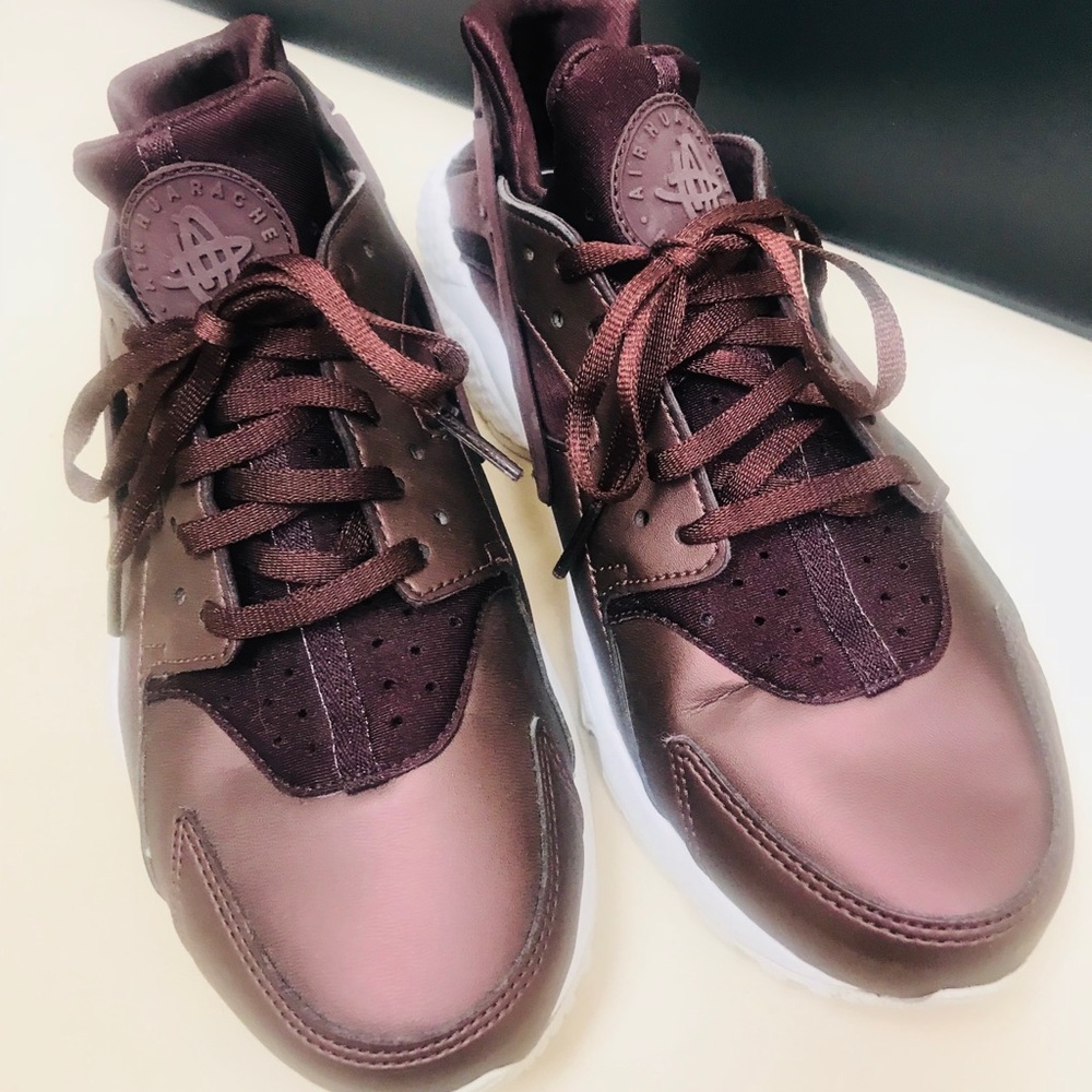 SOLD SATIN NIKE HUARACHE women’s Sz 9